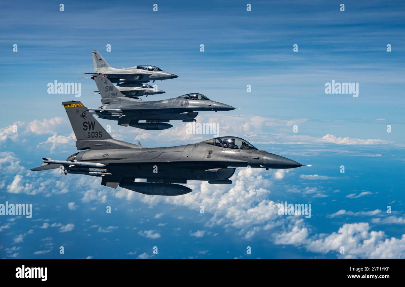 Les F-16 Fighting Falcons de l'US Air Force, affectés au 77th Expeditionary Fighter Squadron, et les FA-50 de la Philippine Air Force survolent la mer des Philippines Banque D'Images