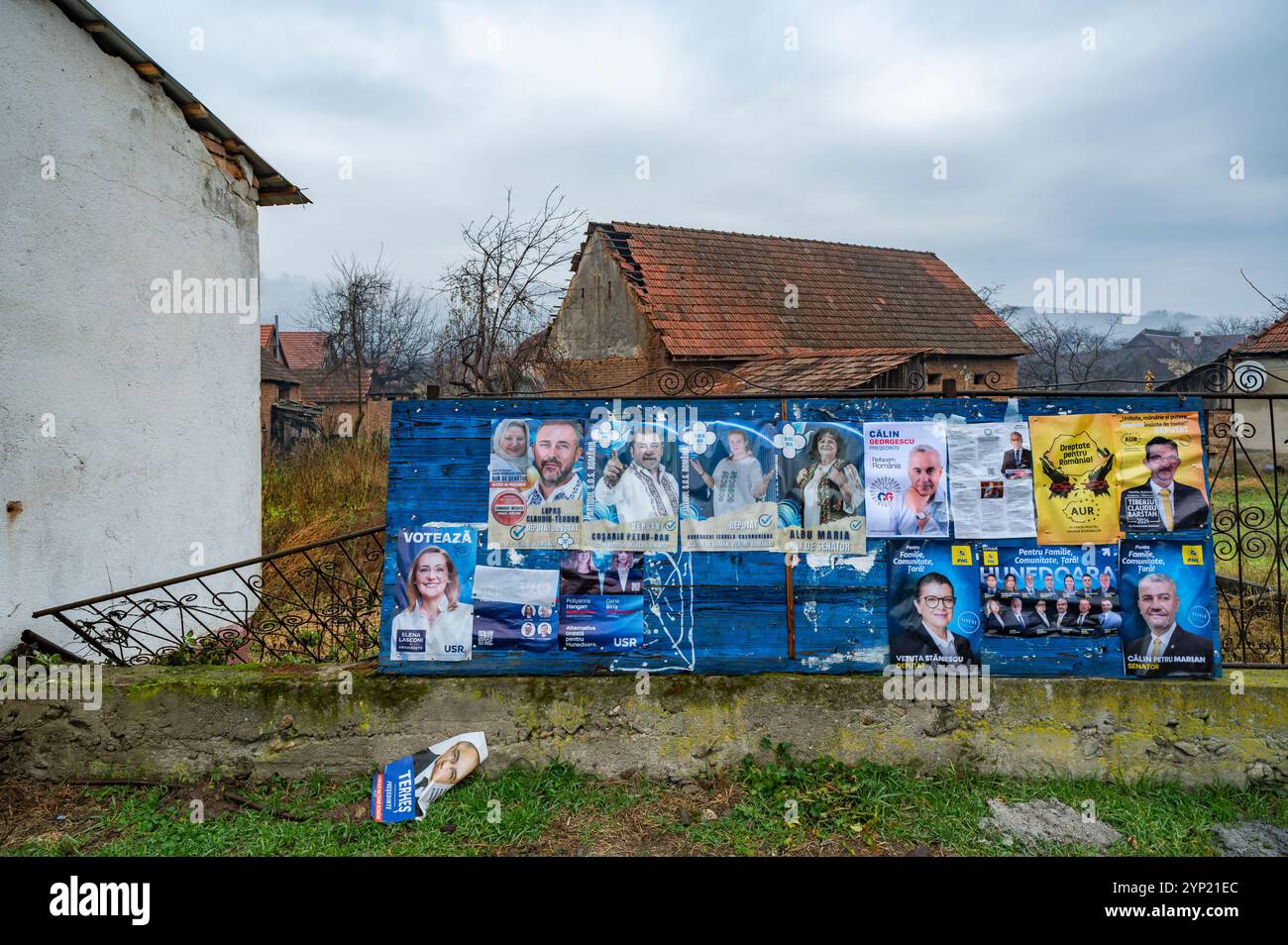 Orastioara de sus, Hunedoara, Roumanie 28 novembre 2024 : affiches électorales des partis pour les élections présidentielles et législatives. Banque D'Images
