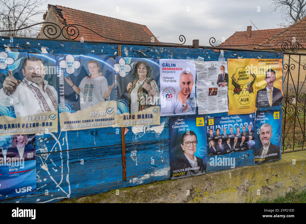 Orastioara de sus, Hunedoara, Roumanie 28 novembre 2024 : affiches électorales des partis pour les élections présidentielles et législatives. Banque D'Images