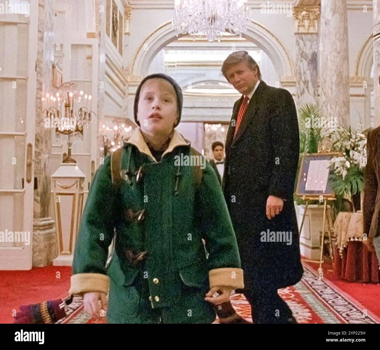 HOME ALONE 2 : LOST IN NEW YORK 1992 20th Century Fox film avec Macaulay (propriété de Trump à cette époque) Culkin et Donald Trump dans le Plaza Hotel Banque D'Images