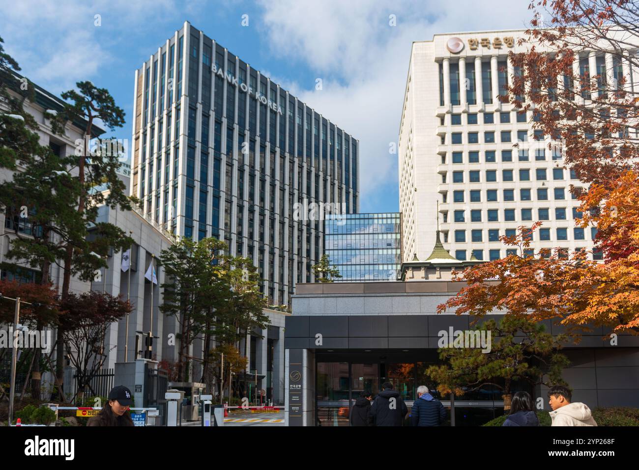 Les piétons passent devant le complexe de la Banque de Corée (BOK) à Séoul. Le comité de politique monétaire de la Banque de Corée (BOK) a réduit son taux directeur de 25 points de base à 3 % lors d'une réunion de fixation des taux à Séoul le 28 novembre. La baisse de taux du 28 novembre est intervenue un mois après que la Banque de Corée (BOK) a réduit le taux d'un quart de point de pourcentage, marquant son premier pivot depuis août 2021, ainsi que la première baisse de taux depuis mai 2020. Banque D'Images