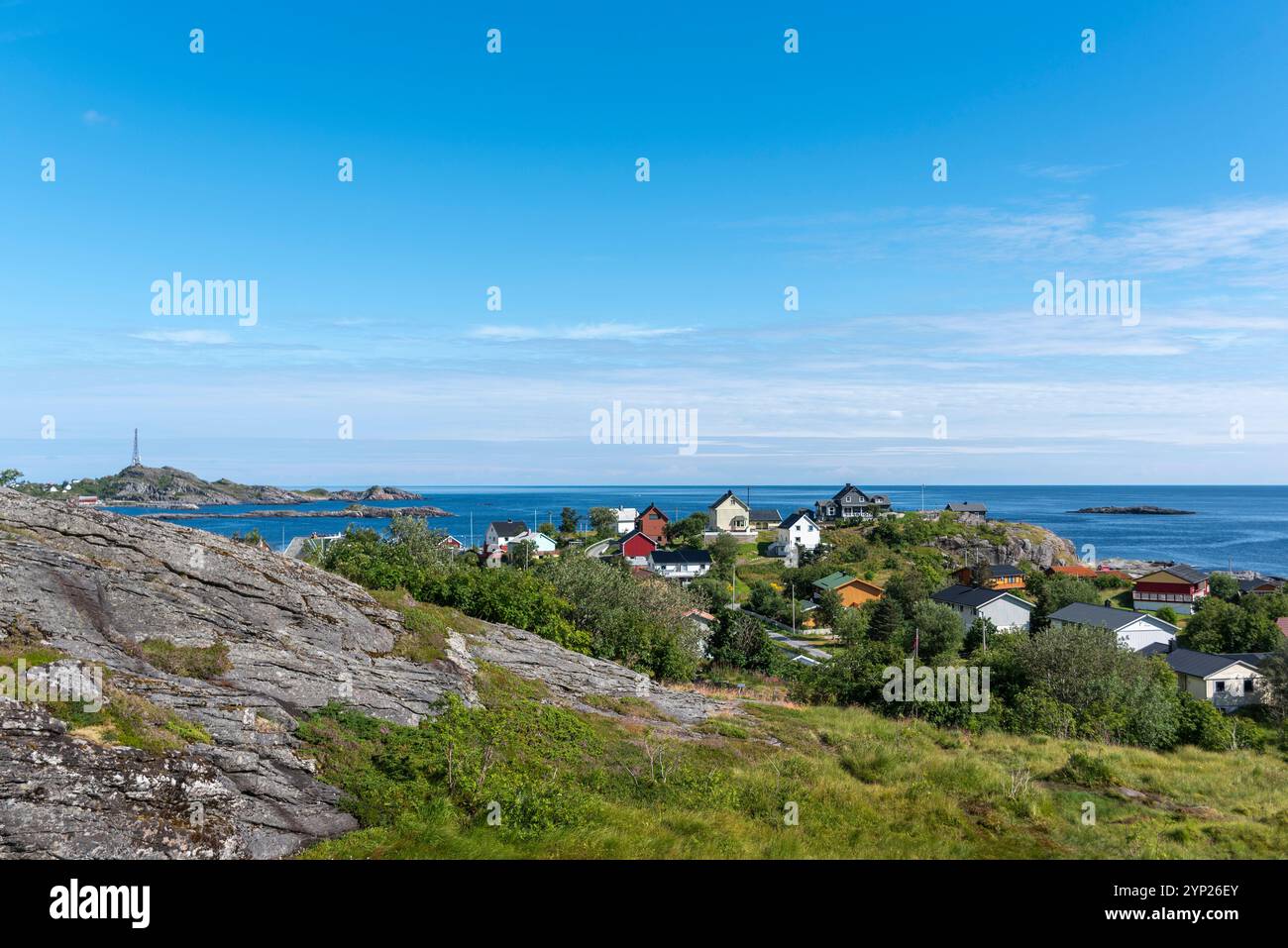 Vue sur le village et le paysage surplombant Vestfjord, A i Lofoten, Moskenesoy, Lofoten, Norvège, Europe Banque D'Images