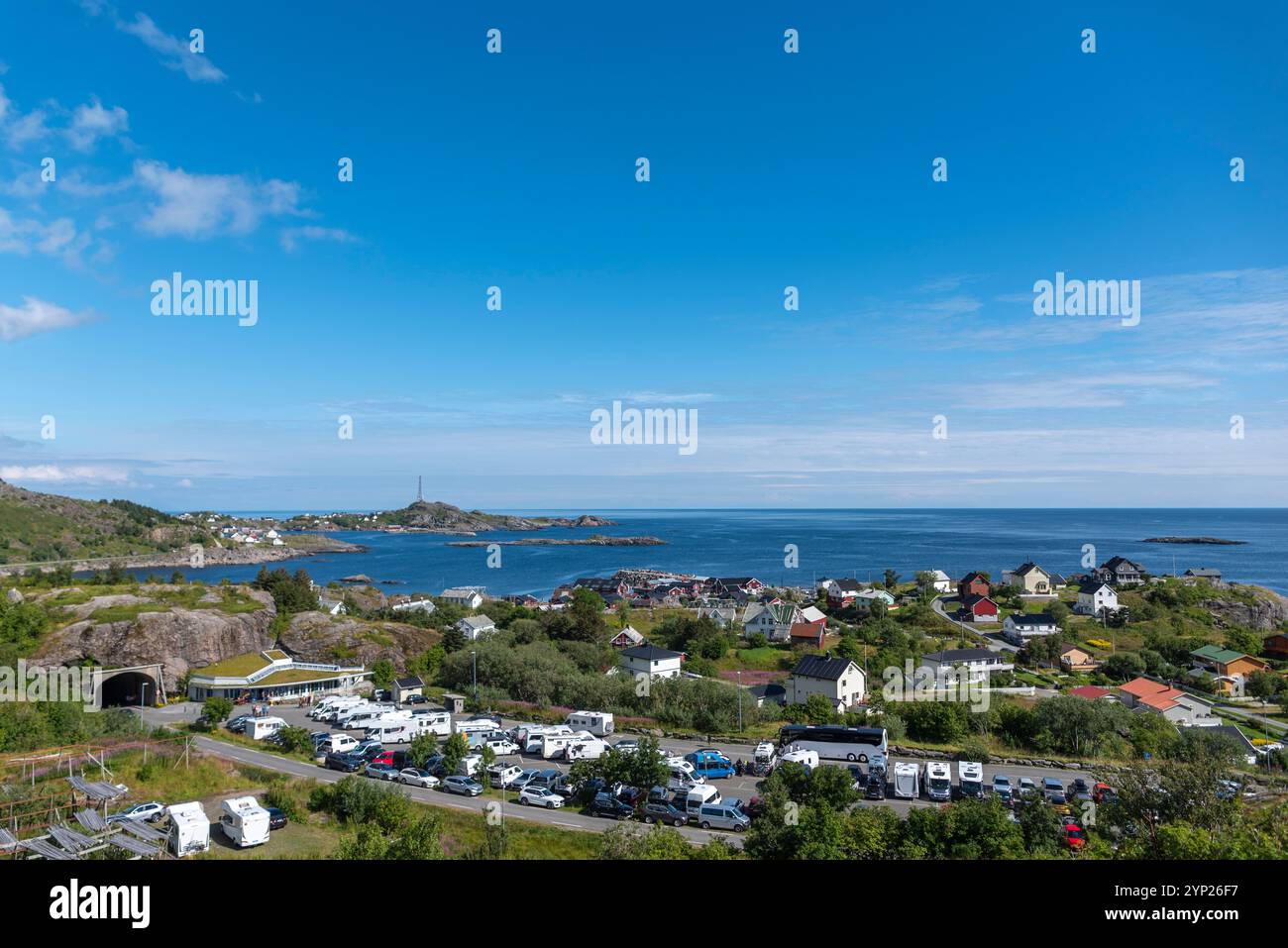 Vue sur le village et le paysage surplombant Vestfjord, A i Lofoten, Moskenesoy, Lofoten, Norvège, Europe Banque D'Images
