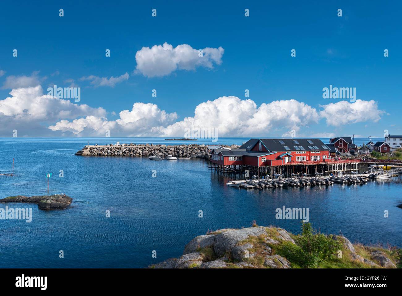 Paysage urbain avec Brygga Restaurant, en arrière-plan Vestfjord, A i Lofoten, Moskenesoy, Lofoten, Norvège, Europe Banque D'Images
