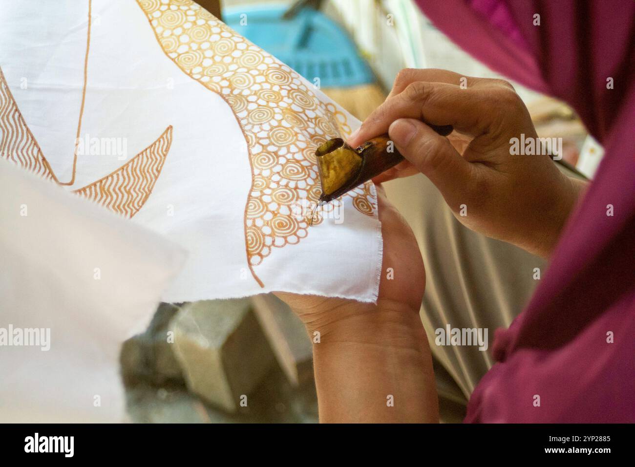 femme indonésienne faisant un design de batik avec de la cire Banque D'Images