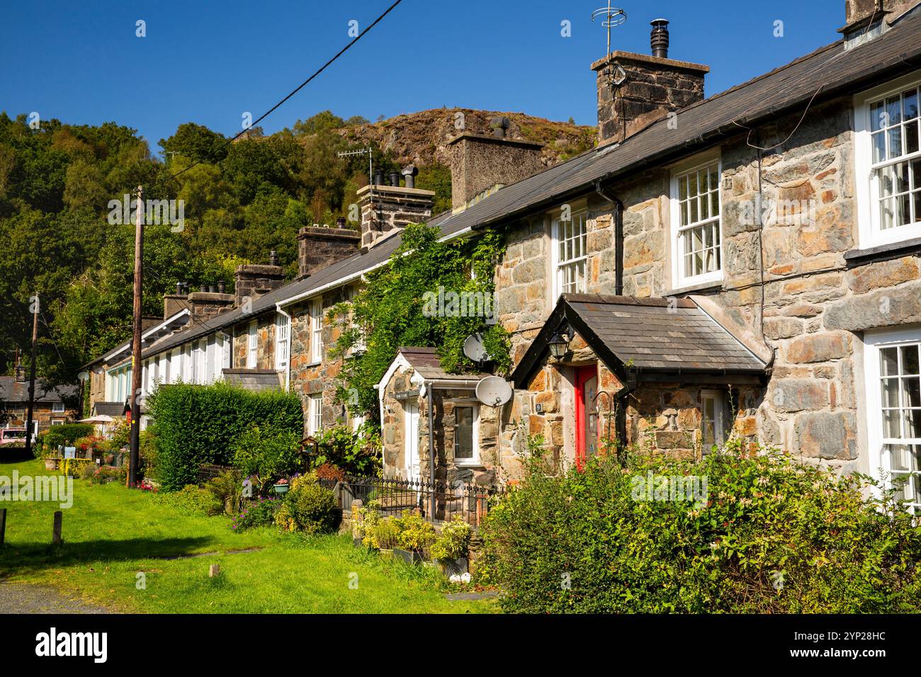 Royaume-Uni, pays de Galles, Gwynedd, Snowdonia, Beddgelert, Tai Sygun, terrasse des années 1860 des chalets de travailleurs de carrière Brogyntyn Estate Banque D'Images