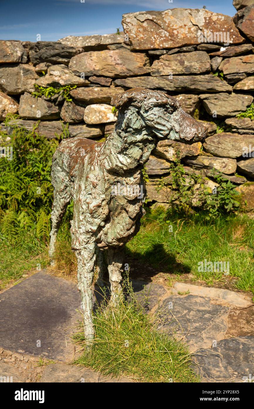 Royaume-Uni, pays de Galles, Gwynedd, Snowdonia, Beddgelert, 2002 Gelert le fidèle chien courant sculpté par le sculpteur local Rawley Clay Banque D'Images