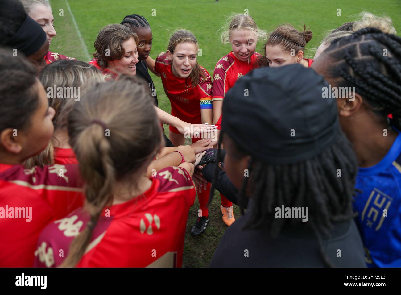 Londres, Royaume-Uni. 29 septembre 2024. L'équipe Hammersmith se caucus lors de CB Hounslow vs Hammersmith en London Women's League. Banque D'Images