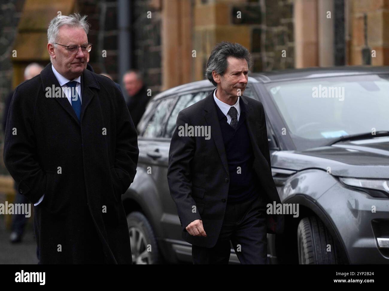 Le ministre de la santé Mike Nesbitt (à gauche) et Mark Davenport assistent aux funérailles du journaliste chevronné et ancien rédacteur politique de l'UTV Ken Reid à l'église St Patricks de Ballymena, dans le comté d'Antrim. Date de la photo : jeudi 28 novembre 2024. Banque D'Images