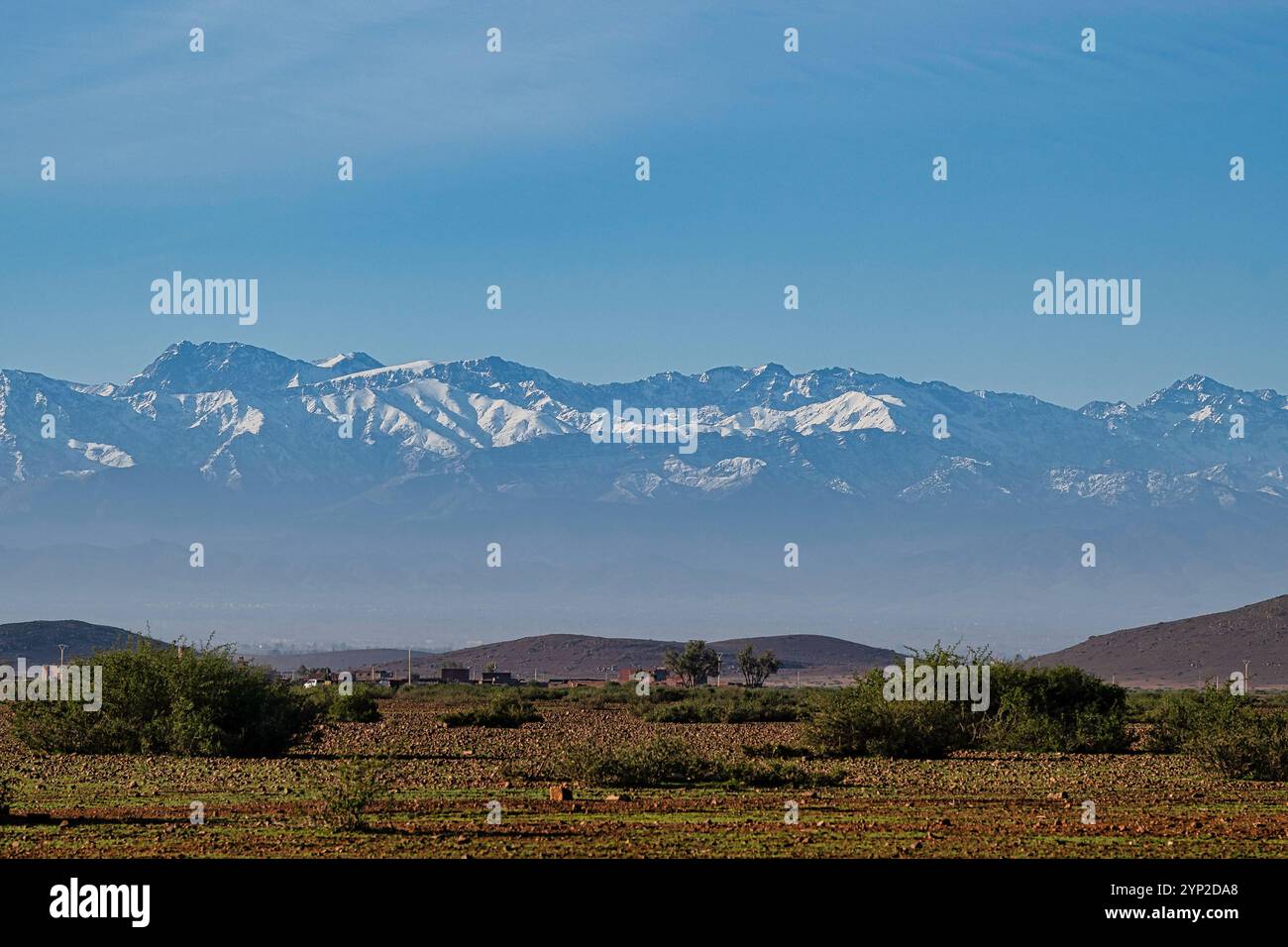 Une belle vue sur les majestueuses montagnes de l'Atlas, depuis le désert d'Agafay, à la périphérie de Marrakech, Maroc. Il y a de la neige sur les montagnes. Banque D'Images