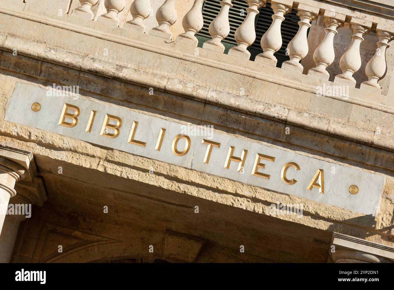 Entrée à la Bibliotheca (Bibliothèque nationale), la bibliothèque de dépôt légal et les archives sur la place de la République dans le centre-ville de la Valette, Malte Banque D'Images
