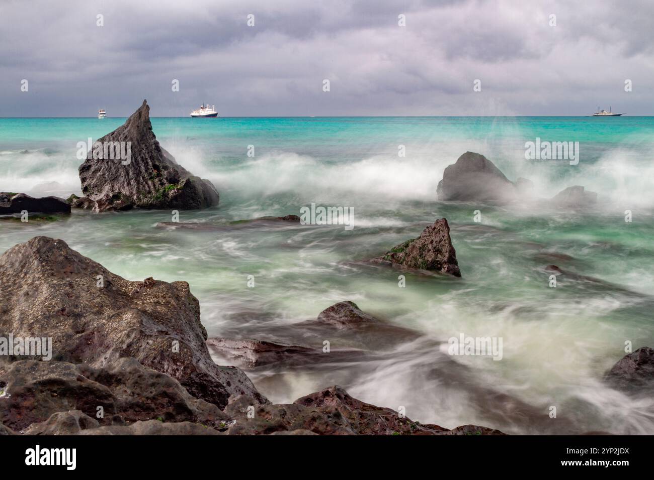 Surf Break sur le rivage de lave à Gardner Bay sur l'île d'Espanola dans l'archipel des îles Galapagos, site du patrimoine mondial de l'UNESCO, Équateur Banque D'Images