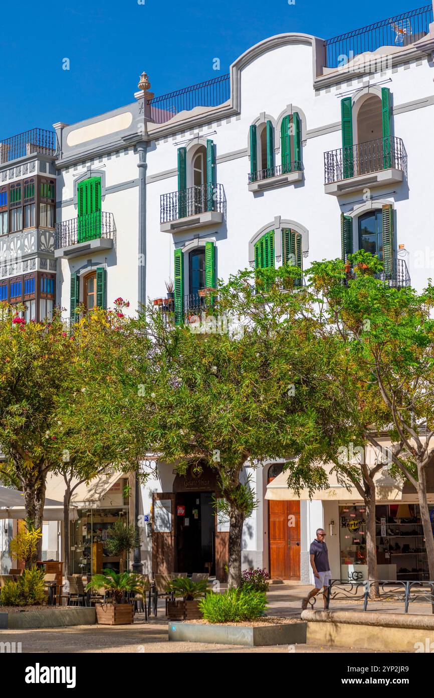 Boutiques et restaurants sur le Passeig de Vara de Rey, Ibiza ville, Ibiza, Îles Baléares, Espagne, Méditerranée, Europe Banque D'Images