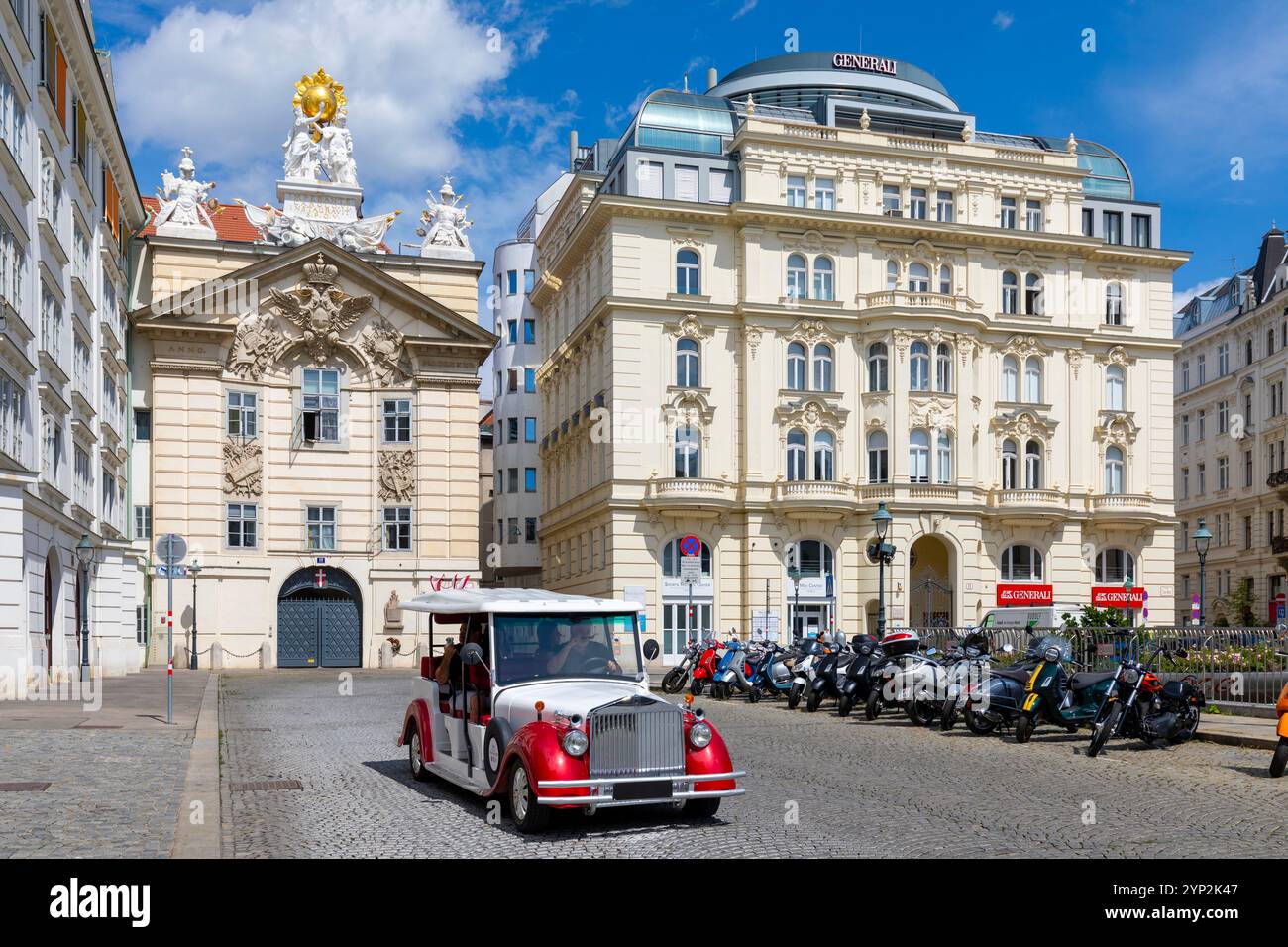 Réplique de voiture classique pour le tourisme, place Am Hof, Vienne, Autriche, Europe Banque D'Images