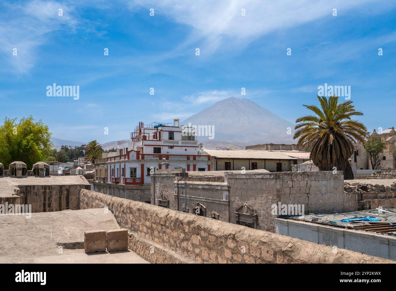 Volcan El Misti s'élevant au-dessus de la ville blanche d'Arequipa, site du patrimoine mondial de l'UNESCO, Arequipa, Pérou, Amérique du Sud Banque D'Images