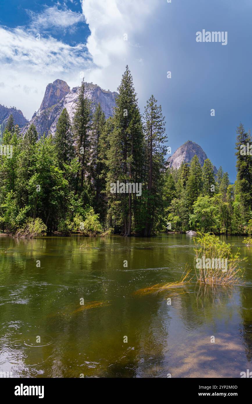 Cathedral Rocks près de Merced River, parc national de Yosemite, site du patrimoine mondial de l'UNESCO, Sierra Nevada, Californie centrale, Californie Banque D'Images