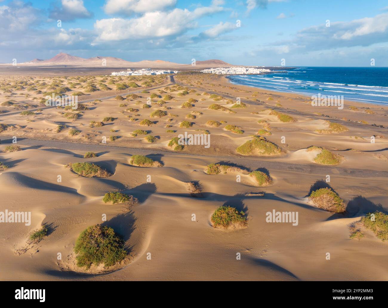 Vue aérienne d'un touriste et dunes de sable de Famara Beach au lever du soleil, Caleta de Famara, Las Palmas, Lanzarote, îles Canaries, Espagne, Atlantique, Europe Banque D'Images