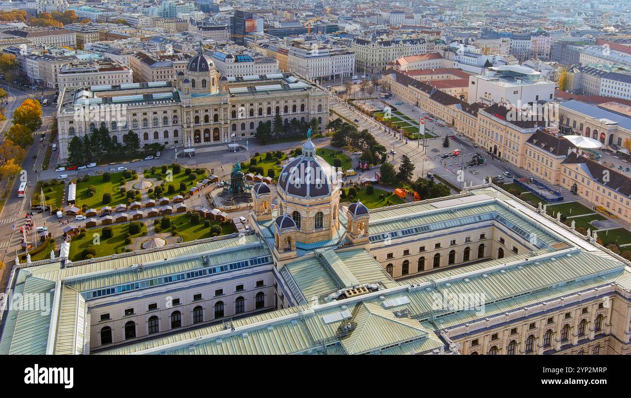 Une magnifique photo aérienne du quartier des musées de Vienne, avec le Kunsthistorisches Museum et des jardins luxuriants, mettant en valeur l'éclat architectural et Banque D'Images