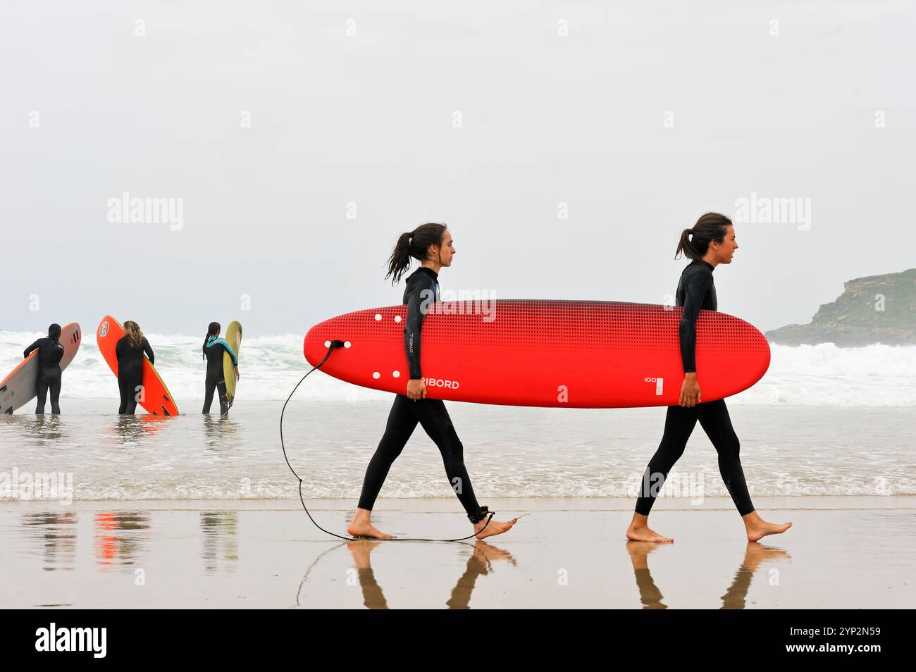 Cours de surf sur la plage de Zurriola, district de gros, Saint-Sébastien, golfe de Gascogne, province de Gipuzkoa, pays Basque, Espagne, Europe Banque D'Images