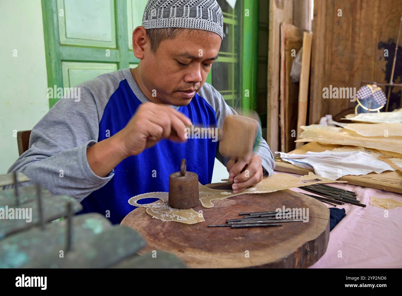 Atelier de marionnettes pour le jeu d'ombres (wayang kulit), Bima Art Shadow Puppet Maker, district de Sondakan, Solo (Surakarta), île de Java, Indonésie, Southea Banque D'Images