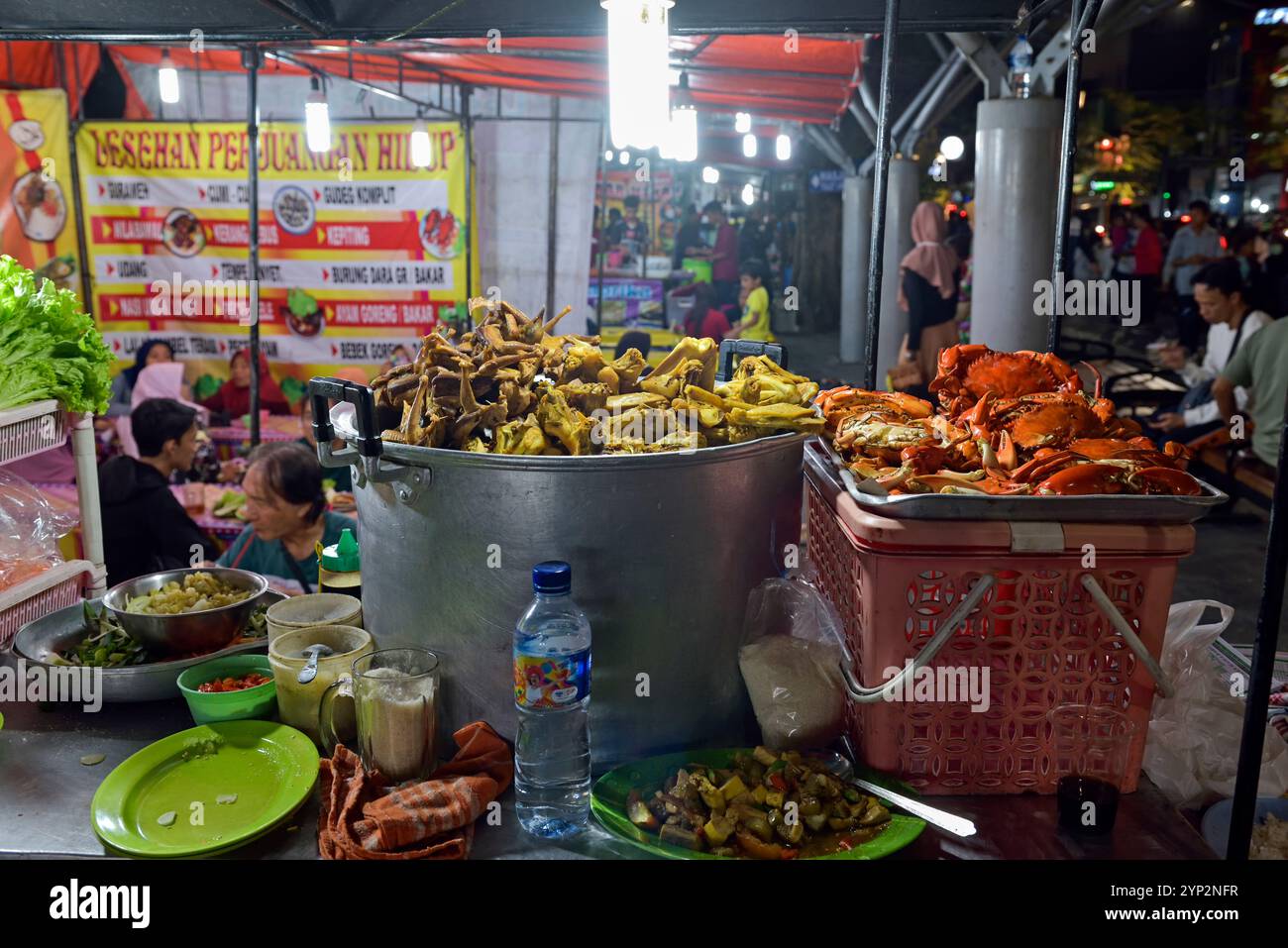 Restaurant en plein air côté rue (lesehan) par nuit sur la rue Malioboro, principale rue commerçante à Yogyakarta, île de Java, Indonésie, Asie du Sud-est Banque D'Images