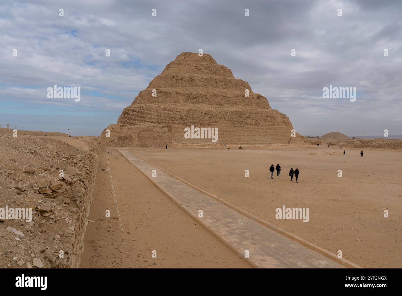 Pyramide étagée de Djéser, la première pyramide, complexe de Saqqara, site du patrimoine mondial de l'UNESCO, Egypte, Afrique du Nord, Afrique Banque D'Images