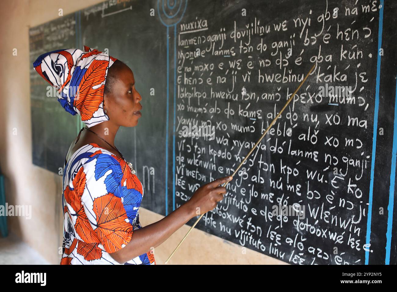 Cours d'alphabétisation des adultes, langue fon, à Mitro, Bénin, Afrique de l'Ouest, Afrique Banque D'Images