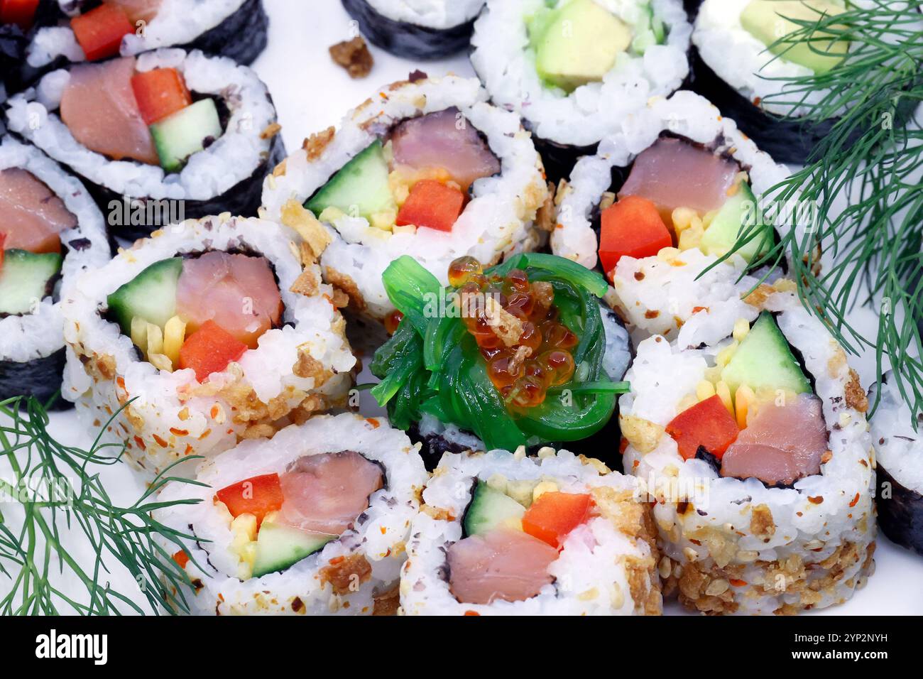 Différents rouleaux japonais et sushis sur une assiette, cuisine japonaise, France, Europe Banque D'Images