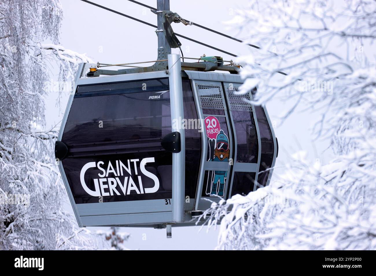 Alpes françaises en hiver, télécabine à la célèbre station de ski, Saint Gervais Mont-Blanc village, Saint Gervais, haute Savoie, France, Europe Banque D'Images