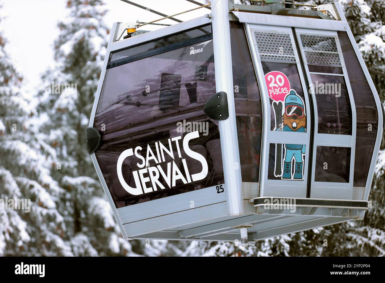 Alpes françaises en hiver, télécabine à la célèbre station de ski, Saint Gervais Mont-Blanc village, Saint Gervais, haute Savoie, France, Europe Banque D'Images