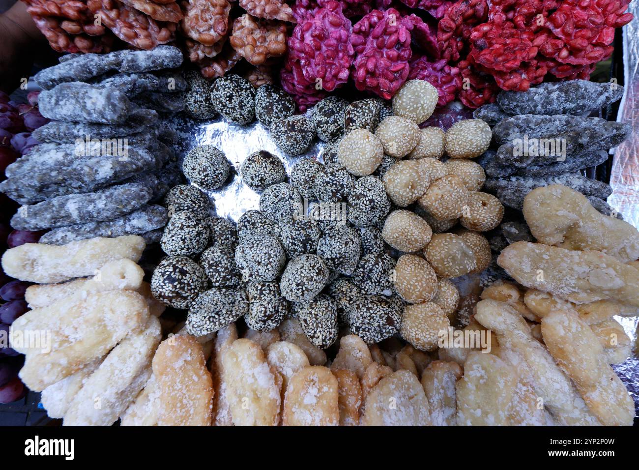Variété de délicieux gâteaux vendus au marché de rue, nourriture spéciale pour Ramadan, Surabaya, Java, Indonésie, Asie du Sud-est, Asie Banque D'Images