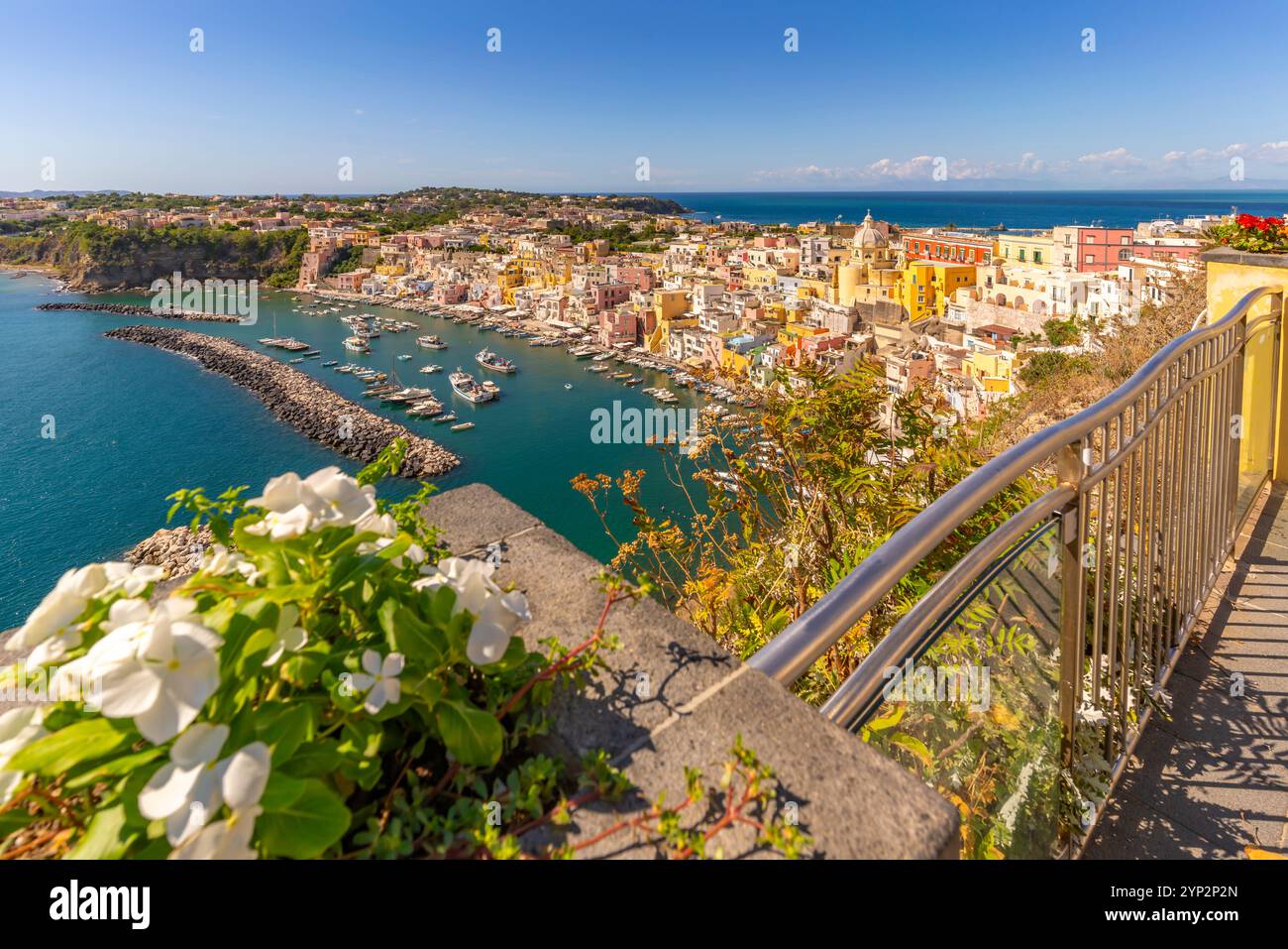 Vue de Marina di Corricella depuis une position surélevée, Procida, Îles Phlegraean, Golfe de Naples, Campanie, Italie du Sud, Italie, Europe Banque D'Images