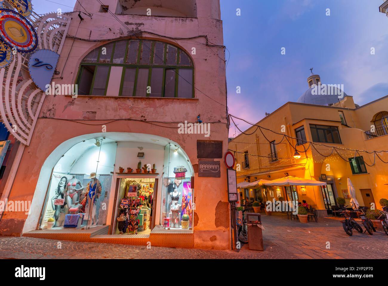 Vue des magasins sur la via Vittorio Emanuele dans le port de pêche au crépuscule, Procida, îles Phlegraean, Golfe de Naples, Campanie, Italie du Sud, Italie Banque D'Images