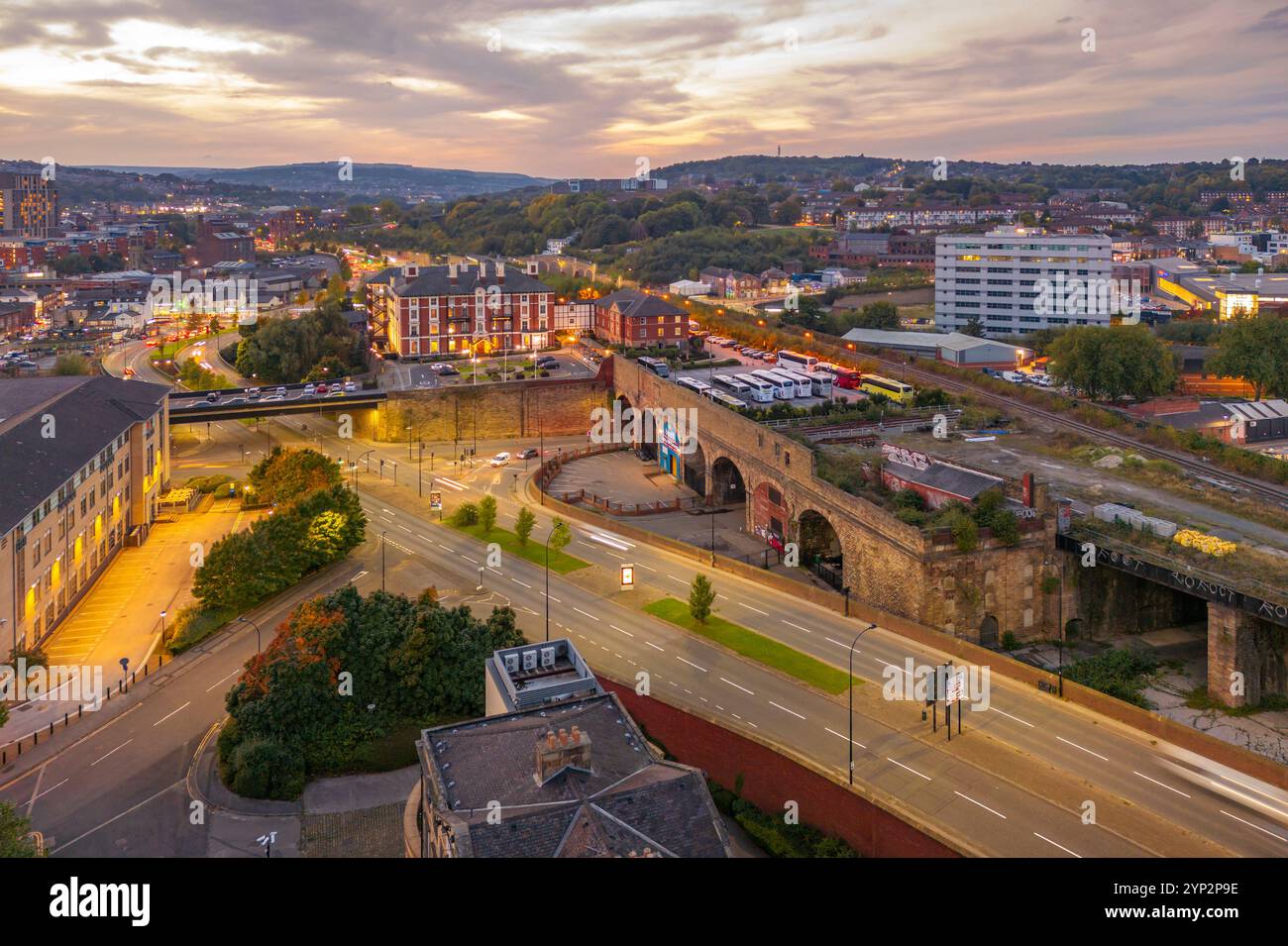 Vue aérienne de la ville de Sheffield au crépuscule, Sheffield, South Yorkshire, Angleterre, Royaume-Uni, Europe Banque D'Images