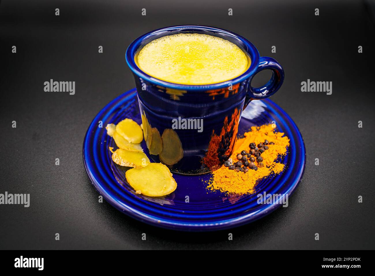 Une tasse de thé au lait Masala Banque D'Images
