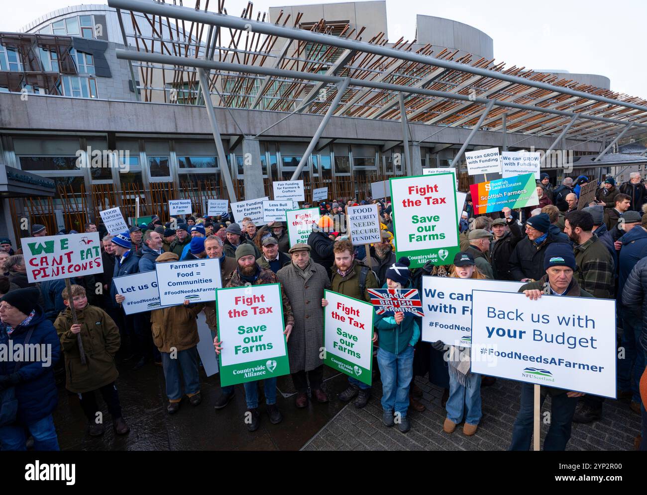 Édimbourg, Écosse, Écosse, Royaume-Uni. ROYAUME-UNI. 28 novembre 2024. Les agriculteurs écossais organisent un rassemblement devant le Parlement écossais aujourd’hui pour demander au budget écossais la semaine prochaine de fournir un financement accru et cloisonné aux agriculteurs et aux cultivateurs écossais. Ils ont également protesté contre la décision prise par le gouvernement britannique de mettre fin au filet de sécurité d'un budget cloisonné pour l'agriculture écossaise, après plus de cinq décennies. Organisé par la NFU Écosse, sous le slogan #FoodNeedsAFarmer, le rassemblement fait suite à un précédent rassemblement d’agriculteurs à Londres qui avaient protesté contre la nouvelle taxe de succession pla Banque D'Images