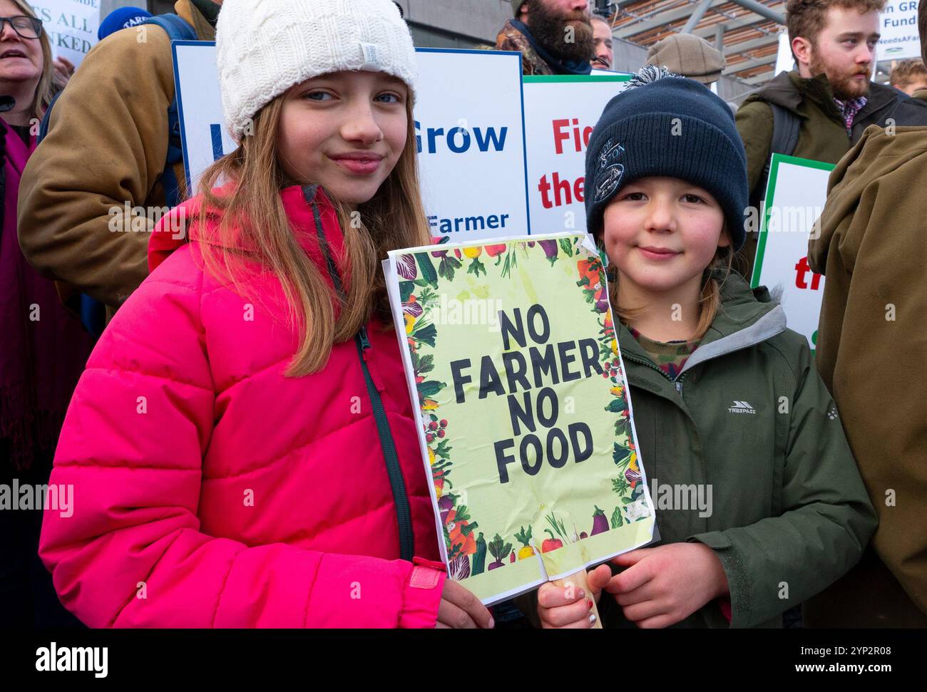 Édimbourg, Écosse, Écosse, Royaume-Uni. ROYAUME-UNI. 28 novembre 2024. Les agriculteurs écossais organisent un rassemblement devant le Parlement écossais aujourd’hui pour demander au budget écossais la semaine prochaine de fournir un financement accru et cloisonné aux agriculteurs et aux cultivateurs écossais. Ils ont également protesté contre la décision prise par le gouvernement britannique de mettre fin au filet de sécurité d'un budget cloisonné pour l'agriculture écossaise, après plus de cinq décennies. Organisé par la NFU Écosse, sous le slogan #FoodNeedsAFarmer, le rassemblement fait suite à un précédent rassemblement d’agriculteurs à Londres qui avaient protesté contre la nouvelle taxe de succession pla Banque D'Images