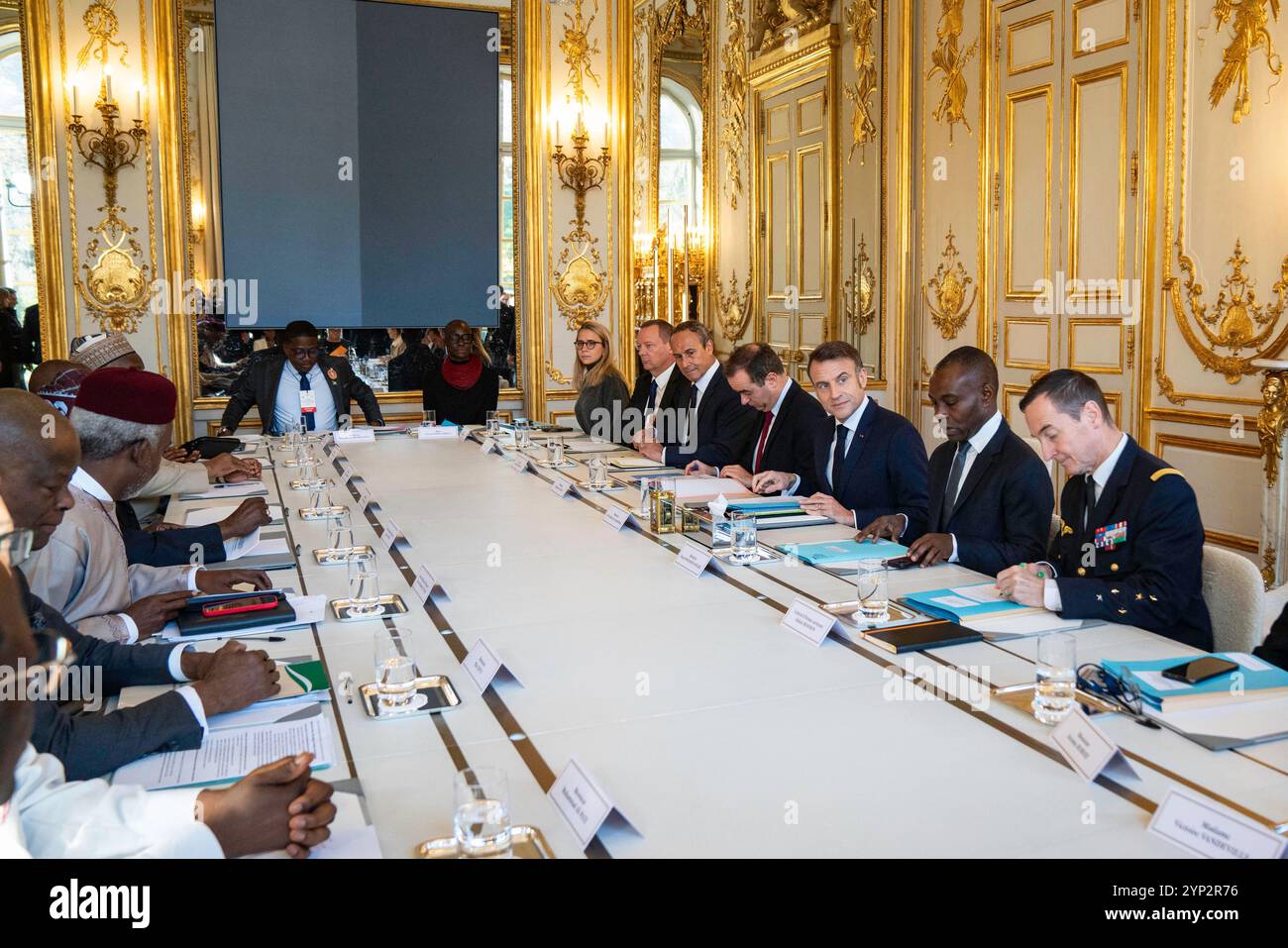 Paris, France. 28 novembre 2024. Le président français Emmanuel Macron, le sous-ministre français de la Francophonie et des partenariats internationaux Thani Mohamed Soilihi et le ministre français de la Défense Sébastien Lecornu participent à une réunion avec le président nigérian Bola Tinubu (3rdL) et sa délégation au palais de l’Elysée à Paris, le 28 novembre 2024. Photo de Gabrielle Cezard/Pool/ABACAPRESS. COM Credit : Abaca Press/Alamy Live News Banque D'Images