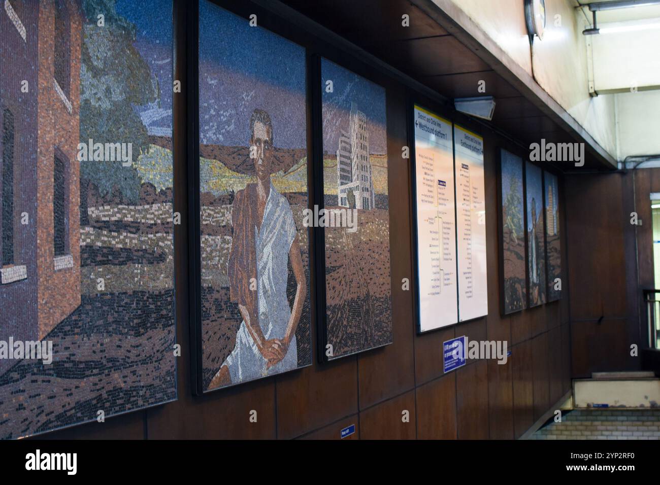 Londres, Royaume-Uni, 28/11/2024, Art on the Underground dévoile une commande permanente de mosaïque par duo d’artistes à St James Park Station. Les artistes Hannah Quinian & Rosie Hastings ont dévoilé une nouvelle œuvre d’art à la seule station classée Grade 1 du réseau de tubes. Titre 'Angels of History', The commison est la première mosaïque créée par le duo. Installées là où six panneaux publicitaires désaffectés étaient autrefois, les mosaïques présentent des anges qui veilleront sur les navetteurs passant par l'atrium de la station. Banque D'Images