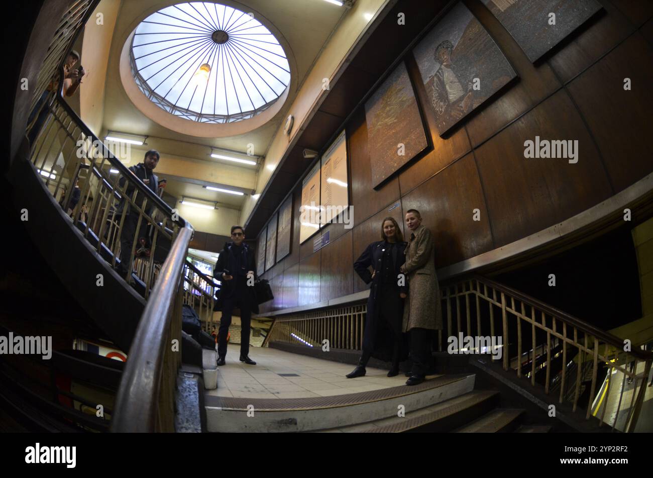 Londres, Royaume-Uni, 28/11/2024, Art on the Underground dévoile une commande permanente de mosaïque par duo d’artistes à St James Park Station. Les artistes Hannah Quinian & Rosie Hastings ont dévoilé une nouvelle œuvre d’art à la seule station classée Grade 1 du réseau de tubes. Titre 'Angels of History', The commison est la première mosaïque créée par le duo. Installées là où six panneaux publicitaires désaffectés étaient autrefois, les mosaïques présentent des anges qui veilleront sur les navetteurs passant par l'atrium de la station. Banque D'Images