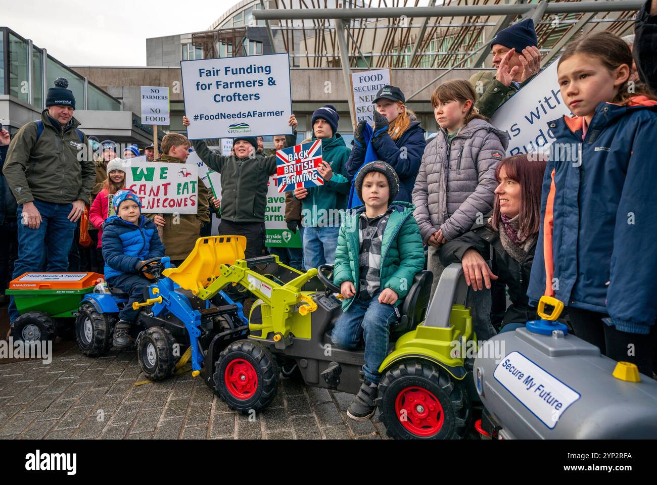 Les membres de la National Farmers' Union (NFU) Écosse participent à un rassemblement devant le Parlement écossais à Édimbourg pour appeler le budget écossais à fournir un financement accru et limité aux agriculteurs et aux cultivateurs. Date de la photo : jeudi 28 novembre 2024. Banque D'Images