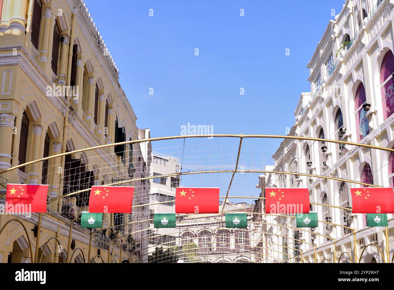 Drapeaux nationaux de Chine et drapeaux régionaux de Macao exposés pour célébrer le 25e anniversaire de la création de la région administrative spéciale. Banque D'Images