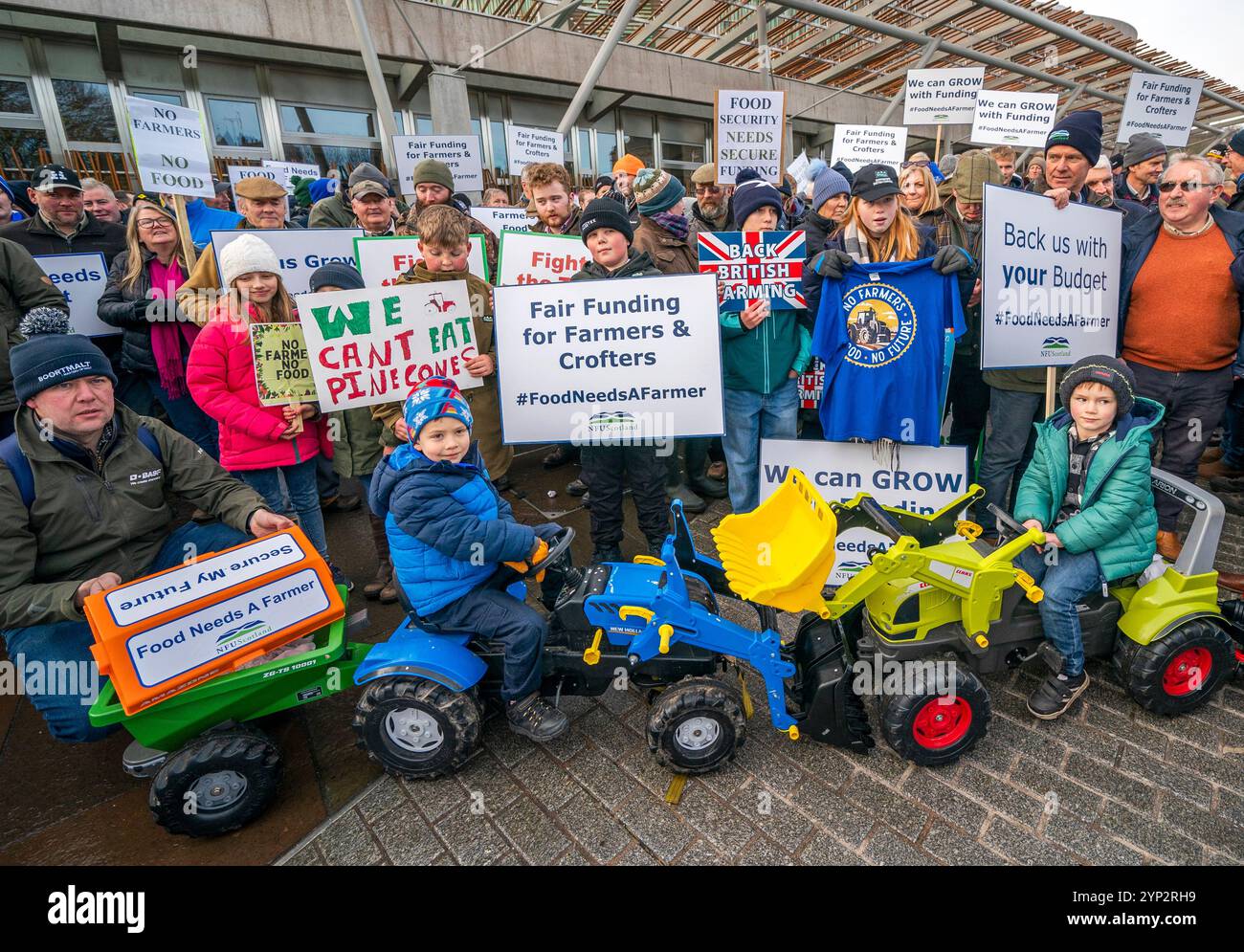 Les membres de la National Farmers' Union (NFU) Écosse participent à un rassemblement devant le Parlement écossais à Édimbourg pour appeler le budget écossais à fournir un financement accru et limité aux agriculteurs et aux cultivateurs. Date de la photo : jeudi 28 novembre 2024. Banque D'Images