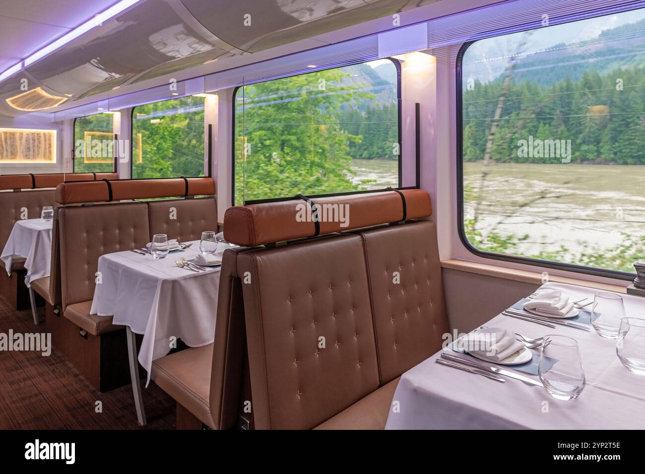 Wagon-autocar de restaurant de luxe du train Rocky Mountaineer le long du fleuve Fraser en Colombie-Britannique, Canada. Banque D'Images