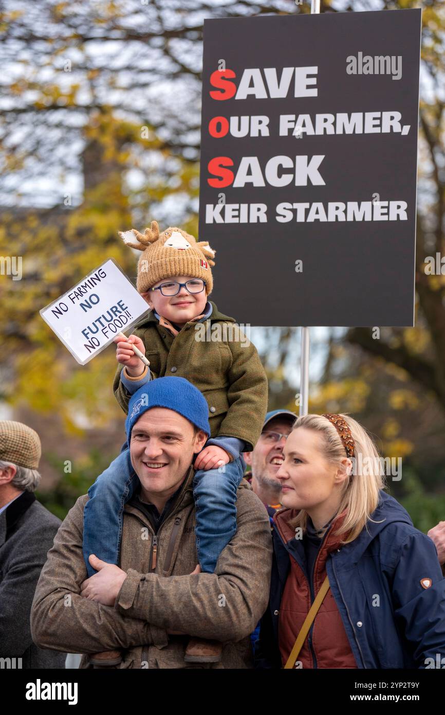 Les membres de la National Farmers' Union (NFU) Écosse participent à un rassemblement devant le Parlement écossais à Édimbourg pour appeler le budget écossais à fournir un financement accru et limité aux agriculteurs et aux cultivateurs. Date de la photo : jeudi 28 novembre 2024. Banque D'Images