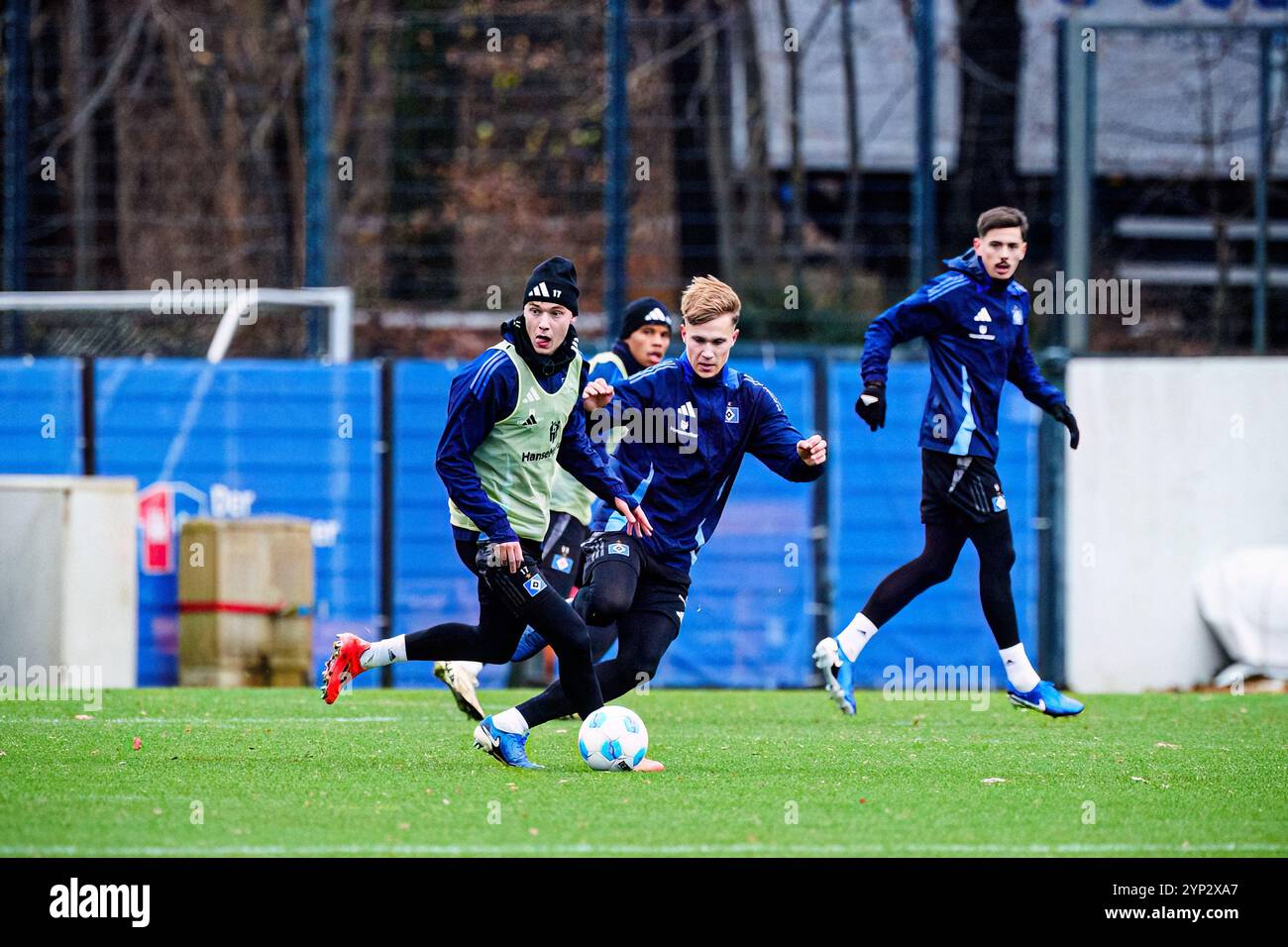 Adam Karabec (Hamburger SV, #17), Luis Seifert (Hamburger SV, #43) GER, entraînement Hamburger SV, Fussball, 2. Bundesliga, saison 2024/2025, 28.11.2024 Foto : Eibner-Pressefoto/Marcel von Fehrn Banque D'Images