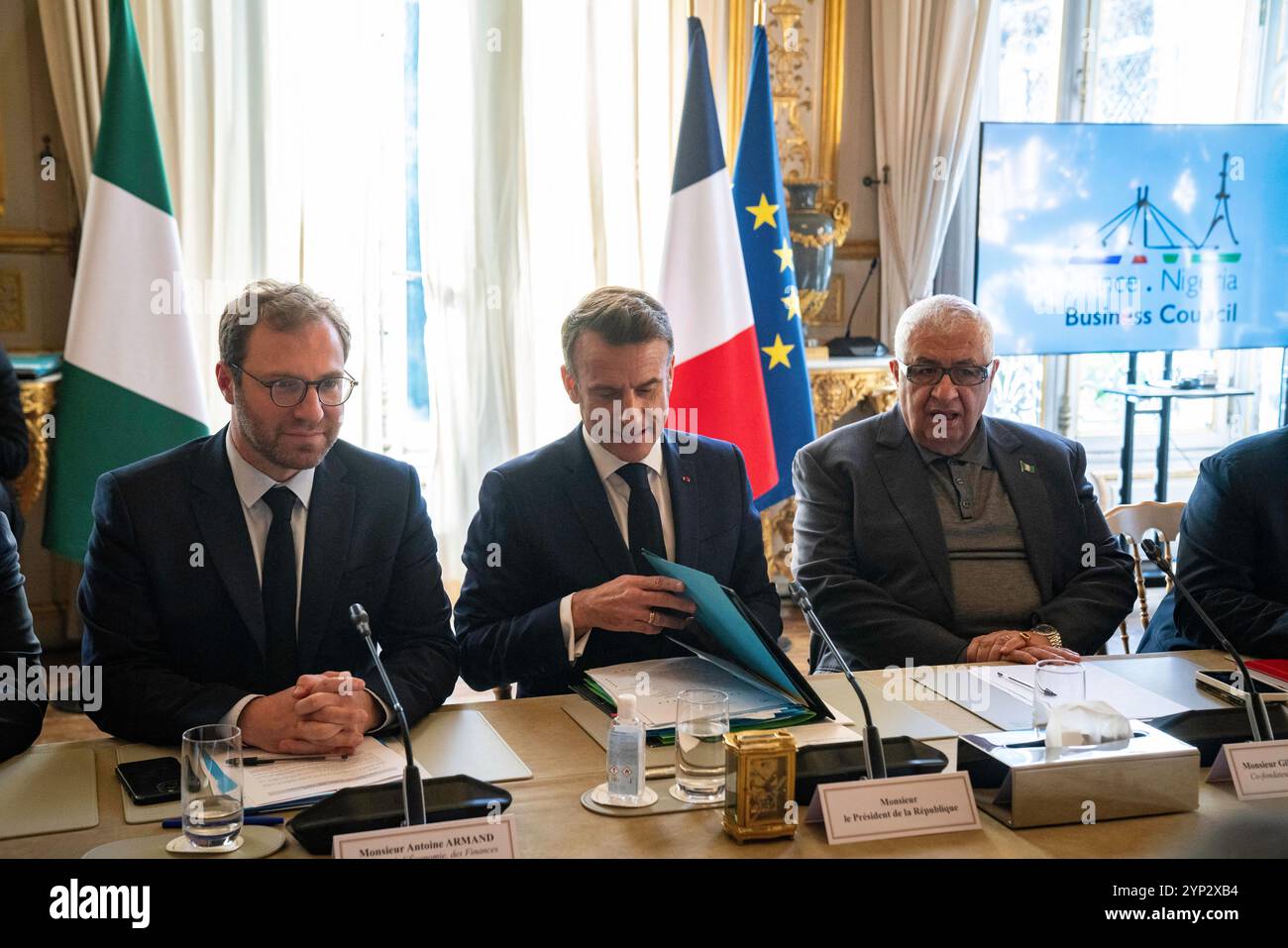 Paris, France. 28 novembre 2024. Le président français Emmanuel Macron (2ndL), le ministre français de l'économie, des Finances et de l'industrie Antoine Armand (à gauche), l'homme d'affaires nigérian Gilbert R. Chagoury (C) et le secrétaire général du Conseil des affaires France Nigeria Jean Haas (2ndR) assistent à une réunion avec le président nigérian et sa délégation à l'hôtel Marigny à Paris, le 28 novembre 2024. Photo de Gabrielle Cezard/Pool/ABACAPRESS. COM Credit : Abaca Press/Alamy Live News Banque D'Images