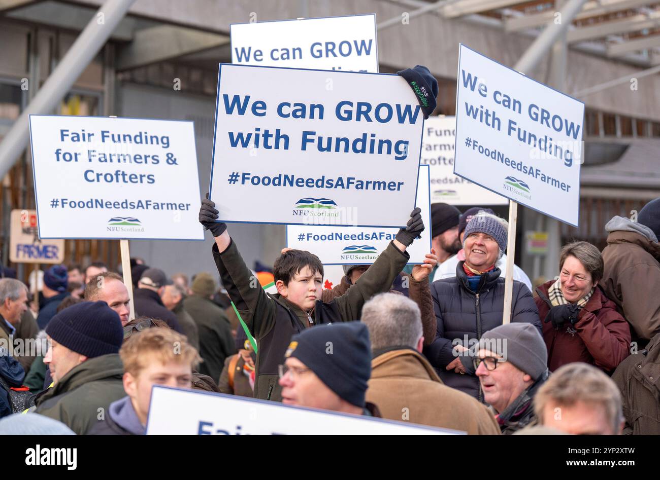 Les membres de la National Farmers' Union (NFU) Écosse participent à un rassemblement devant le Parlement écossais à Édimbourg pour appeler le budget écossais à fournir un financement accru et limité aux agriculteurs et aux cultivateurs. Date de la photo : jeudi 28 novembre 2024. Banque D'Images