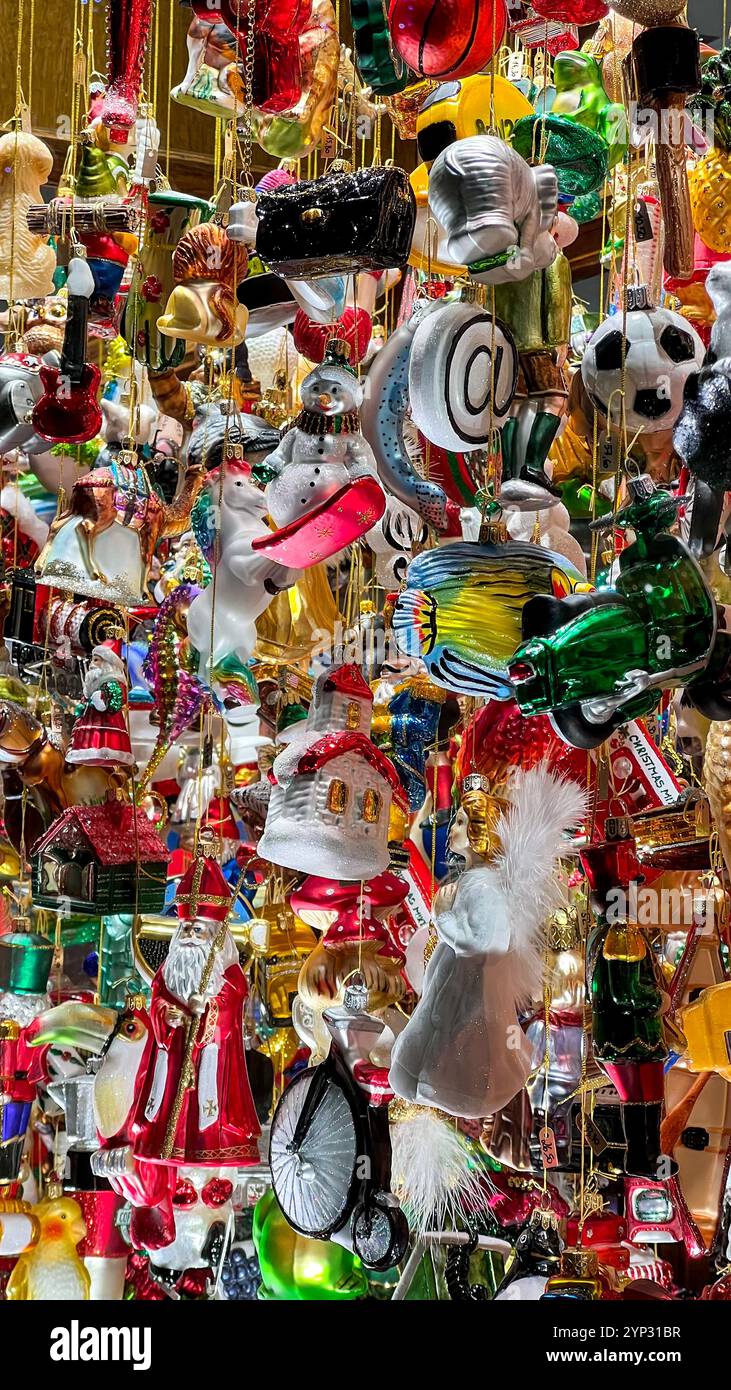Beaucoup de différentes décorations d'arbre de Noël. Décorations suspendues pour arbres de Noël. Banque D'Images