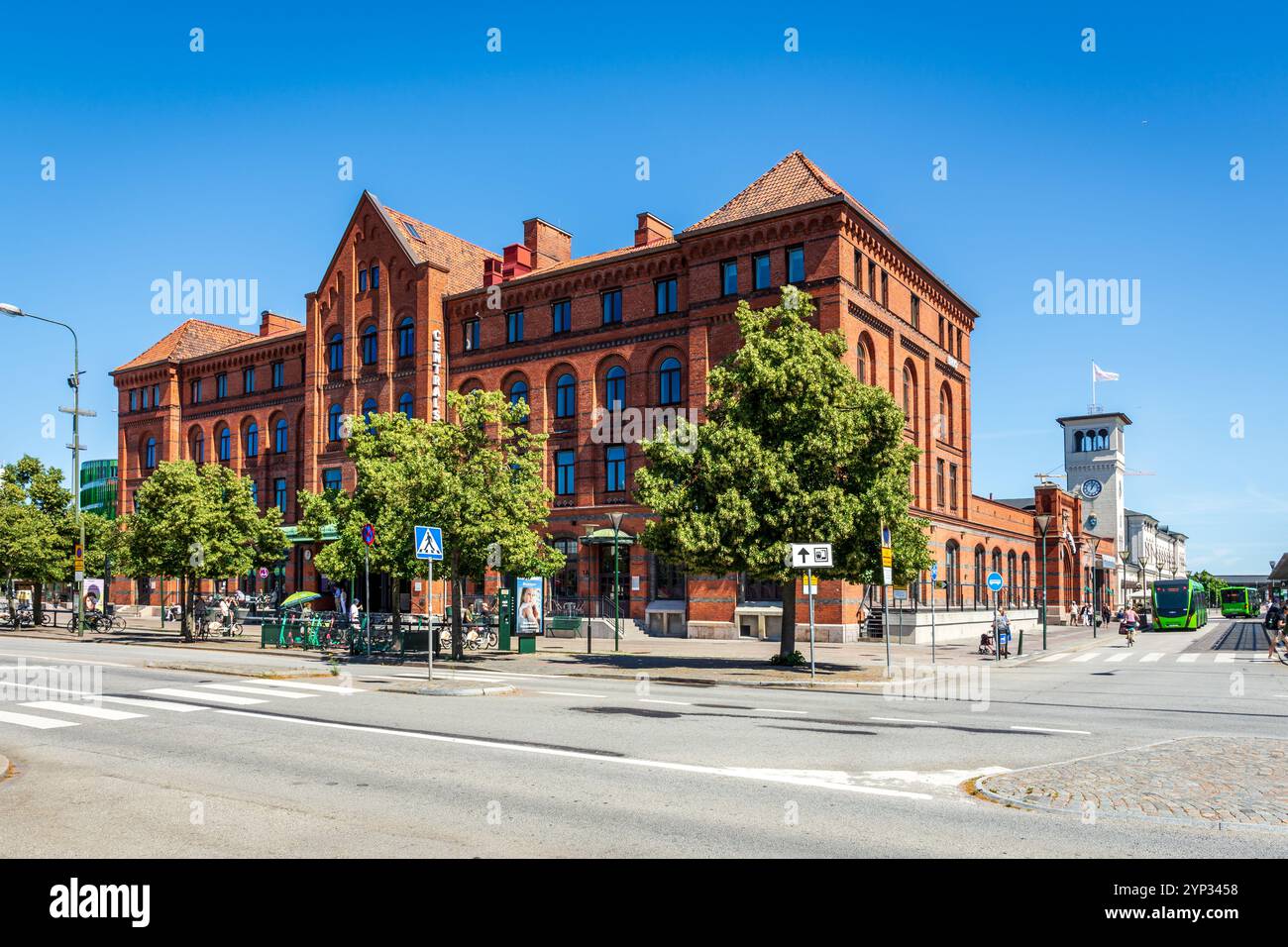 Vue générale du bâtiment de la gare centrale de Malmö à Malmö, Suède, par une journée ensoleillée d'été. Banque D'Images
